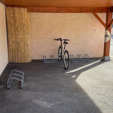 Le Double C Bed & Breakfast Saint-Victor-de-Morestel Bagian luar foto
