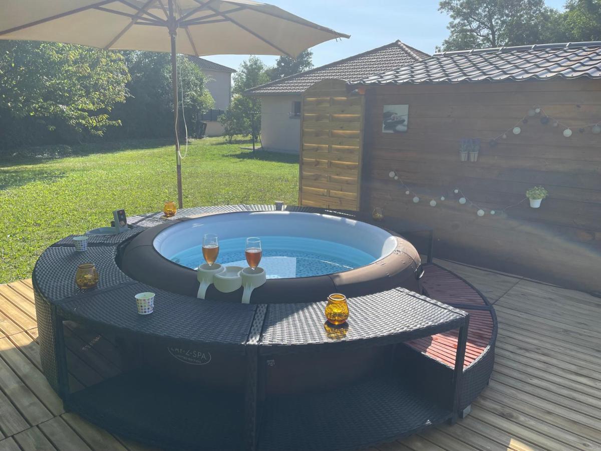 Le Double C Bed & Breakfast Saint-Victor-de-Morestel Bagian luar foto