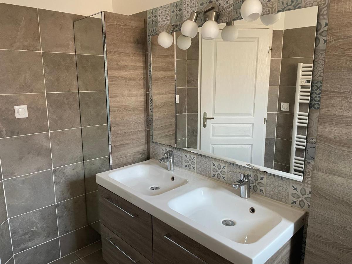 Le Double C Bed & Breakfast Saint-Victor-de-Morestel Bagian luar foto