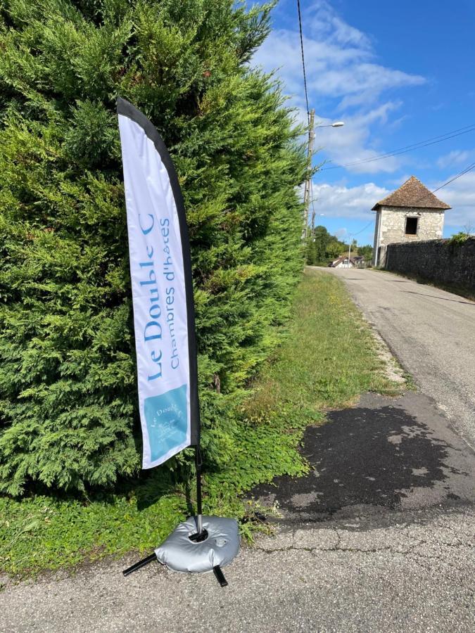 Le Double C Bed & Breakfast Saint-Victor-de-Morestel Bagian luar foto